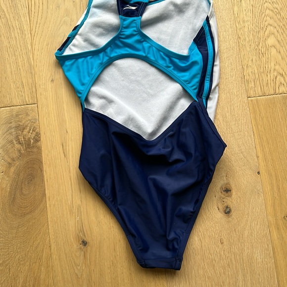 Girls speedo bathing suit - Picture 2 of 3